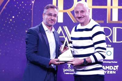 News18 Showsha Reel Awards: Anupam Kher’s Mother Reacting to His Win is Everything, Watch