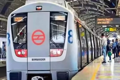 Fierce Fight Breaks Out Inside Delhi Metro; Internet Says 'Wear Helmet To Travel'