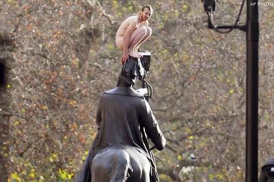 UK: Naked man climbs atop a statue near PM's house