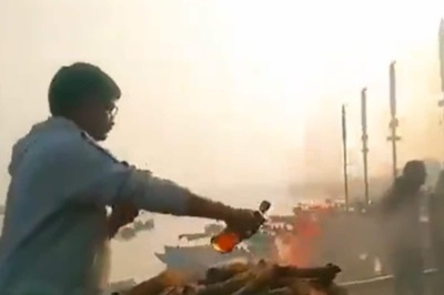 Man Offers Liquor, Beedi, Banarasi Paan To Father’s Pyre: 'May No Wish Remain Unfulfilled'