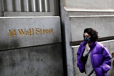 S&P 500 hovers at record levels as jobless claims fall