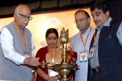 Advani targets Gadkari, says BJP mood not upbeat