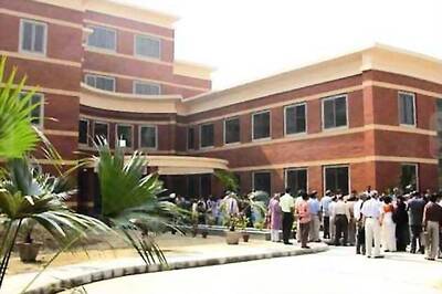 SRCC follows other DU colleges, takes back cut-off list, defers admissions