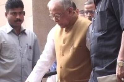 Jyoti Basu faints, rushed to Kolkata hospital