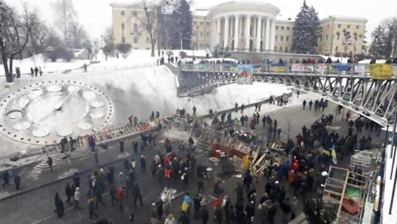 Ukraine protesters defy police, no talks with President