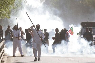 Pakistan: Police Crackdown on PTI Workers in Lahore, Water Cannons & Tear Gas Used, Dozens Held