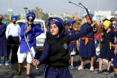 Gurupurab 2019: Amitabh Bachchan, Taapsee Pannu Wish Friends and Fans