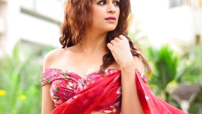 On Rose Day, South Star Shraddha Das Posts Pictures in Floral Saree; Fans Go Crazy