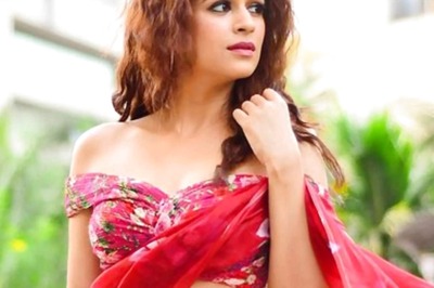 On Rose Day, South Star Shraddha Das Posts Pictures in Floral Saree; Fans Go Crazy