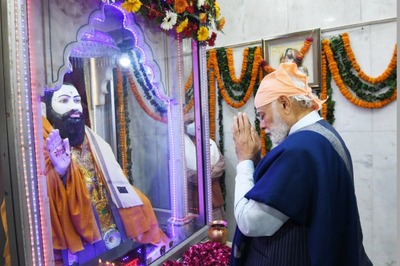 Guru Ravidas Jayanti: PM Modi Prays at Delhi Temple, Political Leaders Make Beeline for Dalit Icon's Birthplace in Varanasi