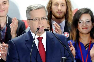 Polish President Bronislaw Komorowski concedes defeat after exit poll released
