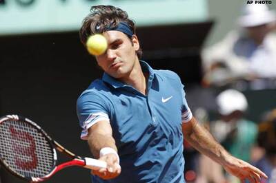 Venus Williams, Federer advance at French Open