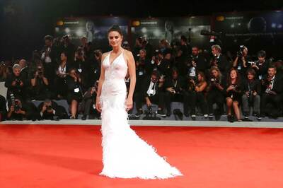 Penelope Cruz to Present Golden Globe 2018