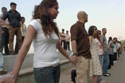 Mumbaikers form human chain to protest terror attacks