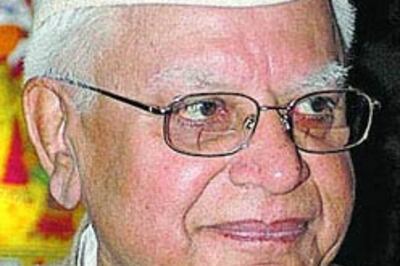 Andhra guv N D Tiwari summoned in paternity case