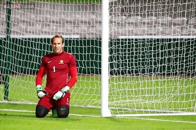 Mark Schwarzer dropped from Australian football squad