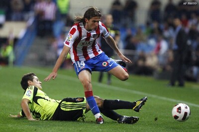 Atletico beat Zaragoza, Sevilla go down