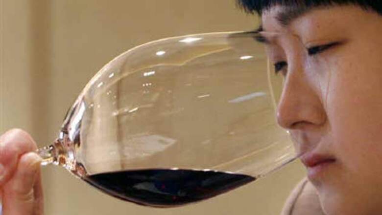 Cheers! Moderate drinkers have better health