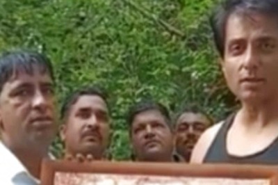 Fan Gifts Sonu Sood a Painting ‘Made With Blood’, Actor Urges Him to Donate Blood Instead