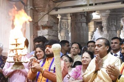 Mukesh Ambani Offers Prayers at Gujarat's Dwarkadhish Temple After Anant-Radhika Pre-wedding Bash | WATCH