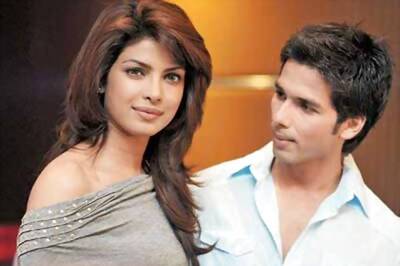 Priyanka mobbed, Shahid comes to rescue