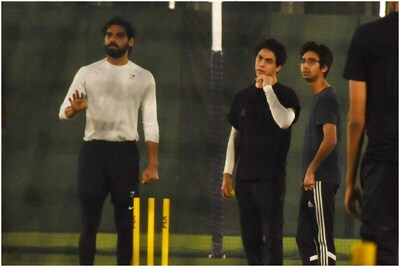 Aryan Shares His Father Shah Rukh Khan's Passion for Sports, See Pics of Him Bowling in the Nets