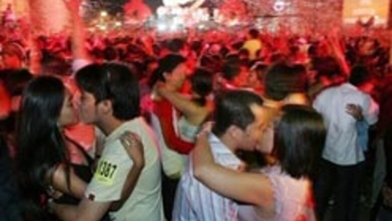 6,124 couples kiss, break world record