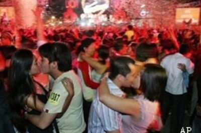 6,124 couples kiss, break world record