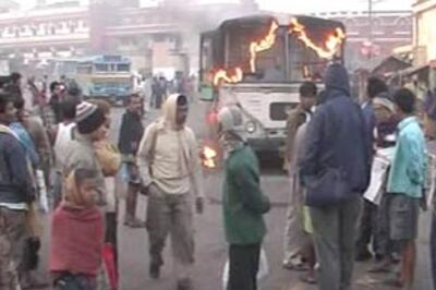 BJP calls for 12-hour Bengal shutdown, vandalise vehicles