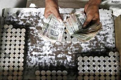 Rupee ends flat at 59.72 vs US dollar; logs best week since May 16