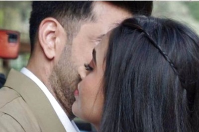 Tejasswi Prakash and Karan Kundrra Leave Fans In Awe As They Hug and Kiss Each Other; Watch