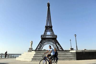 Eiffel Tower closed for vistors following terror threat