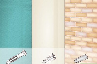 How to Put Anchor Screws in a Wall