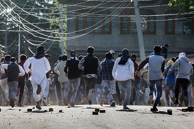 Protester Killed as Stone-Pelters 'Clash' With Security Forces Amid Eid Celebrations in Kashmir