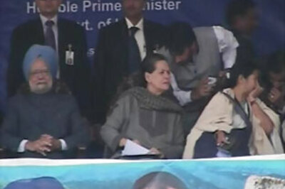 Manmohan Singh, Sonia arrive on two-day Kashmir visit