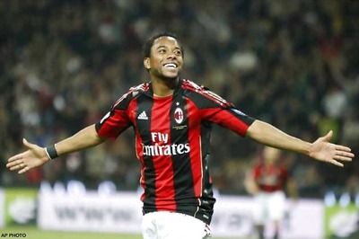 Robinho extends AC Milan contract to 2016