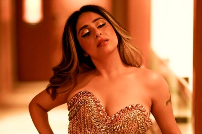 Neha Bhasin Makes Heads Turn in Golden Dress Made of Chains, Netizen Calls Her 'Uorfi Javed Pro'
