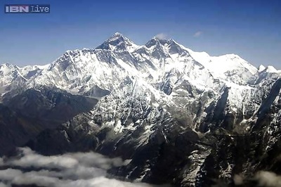 Nepal earthquake triggers Everest avalanche, climbers at risk