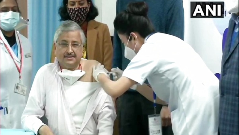 AIIMS Director Dr Randeep Guleria Receives COVID-19 Vaccine Live on Television to Quell Safety Doubts