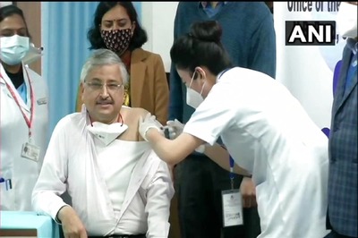 AIIMS Director Dr Randeep Guleria Receives COVID-19 Vaccine Live on Television to Quell Safety Doubts