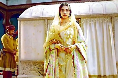 Deepika Padukone was worried about 'Mohe Rang Do' as she was not Madhuri Dixit: Birju Maharaj