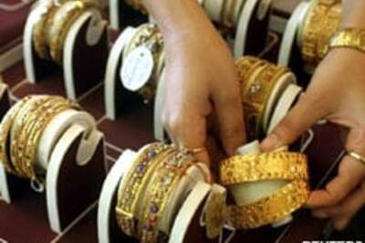 India gold hits new high as rupee weakens