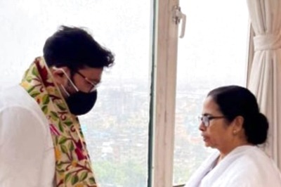 Sing During Durga Pujo, 'Muri' Leads to Weight Gain: In Nabanna, Babul Strikes a New Chord with CM Mamata