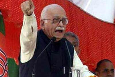 Angry Advani calls PM weak, Sonia's puppet