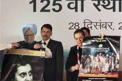 Sonia praises Manmohan Singh's leadership