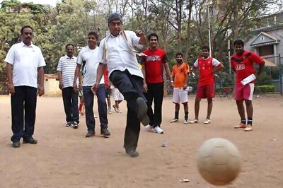 Nilekani posts questions demanding answers, Ananth Kumar ignores