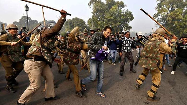 Delhi gangrape: Govt to fast track case as police crack down on protesters