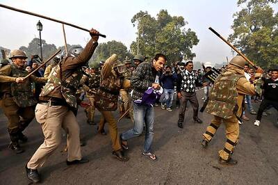 Delhi gangrape: Govt to fast track case as police crack down on protesters