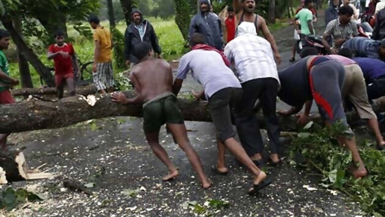 Cyclone Phailin pounds India, rescue workers start to assess damage