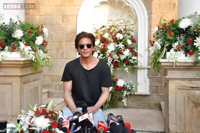 Shah Rukh Khan celebrates 'DDLJ' 1000 weeks by shooting at YRF studio